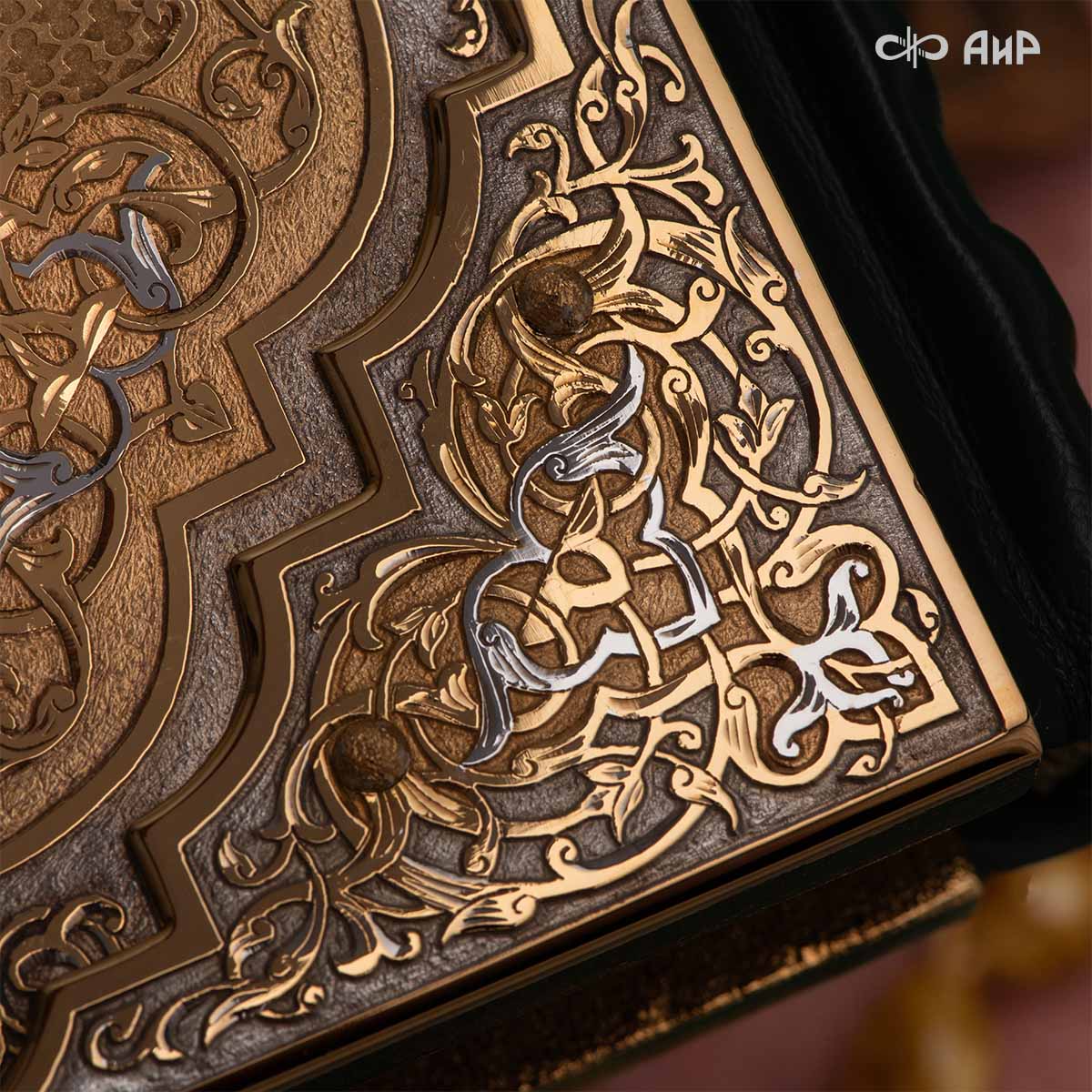 Коран на арабском языке в окладе с зелеными алпанитами, в коробке с декоративной накладкой , Артикул: 39178 - Компания «АиР»