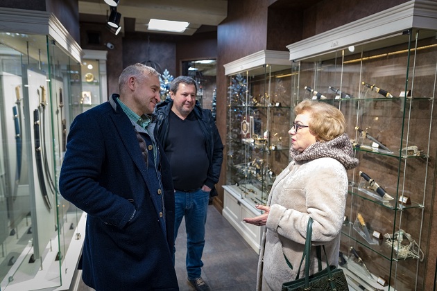 Предприятие «АиР» посетила Татьяна Владимировна Чистоногова, хранитель фонда русского холодного оружия и оборонительного доспеха.  - Промышленное клинковое производство. Компания «АиР»