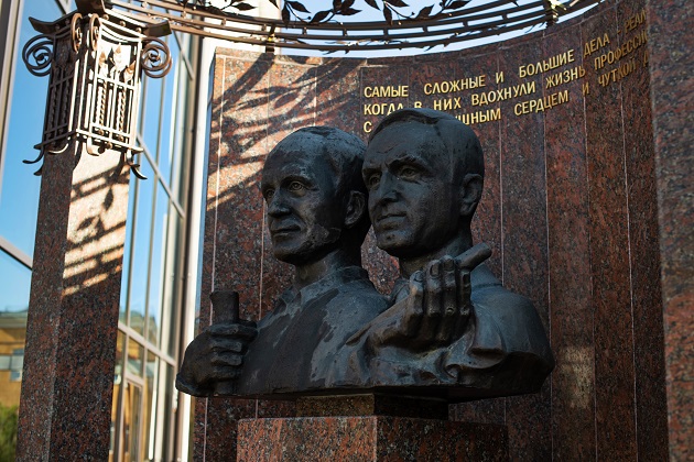 Памятник основателям «АиР» (Monument to the founders of “A&R” Company) - Проекты компании «АиР»