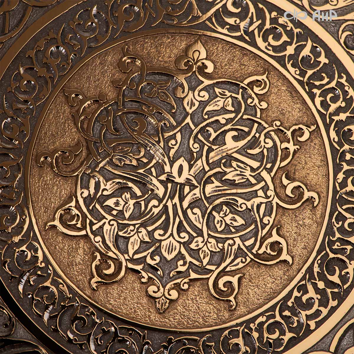 Коран на арабском языке в окладе с зелеными алпанитами, в коробке с декоративной накладкой , Артикул: 39178 - Компания «АиР»