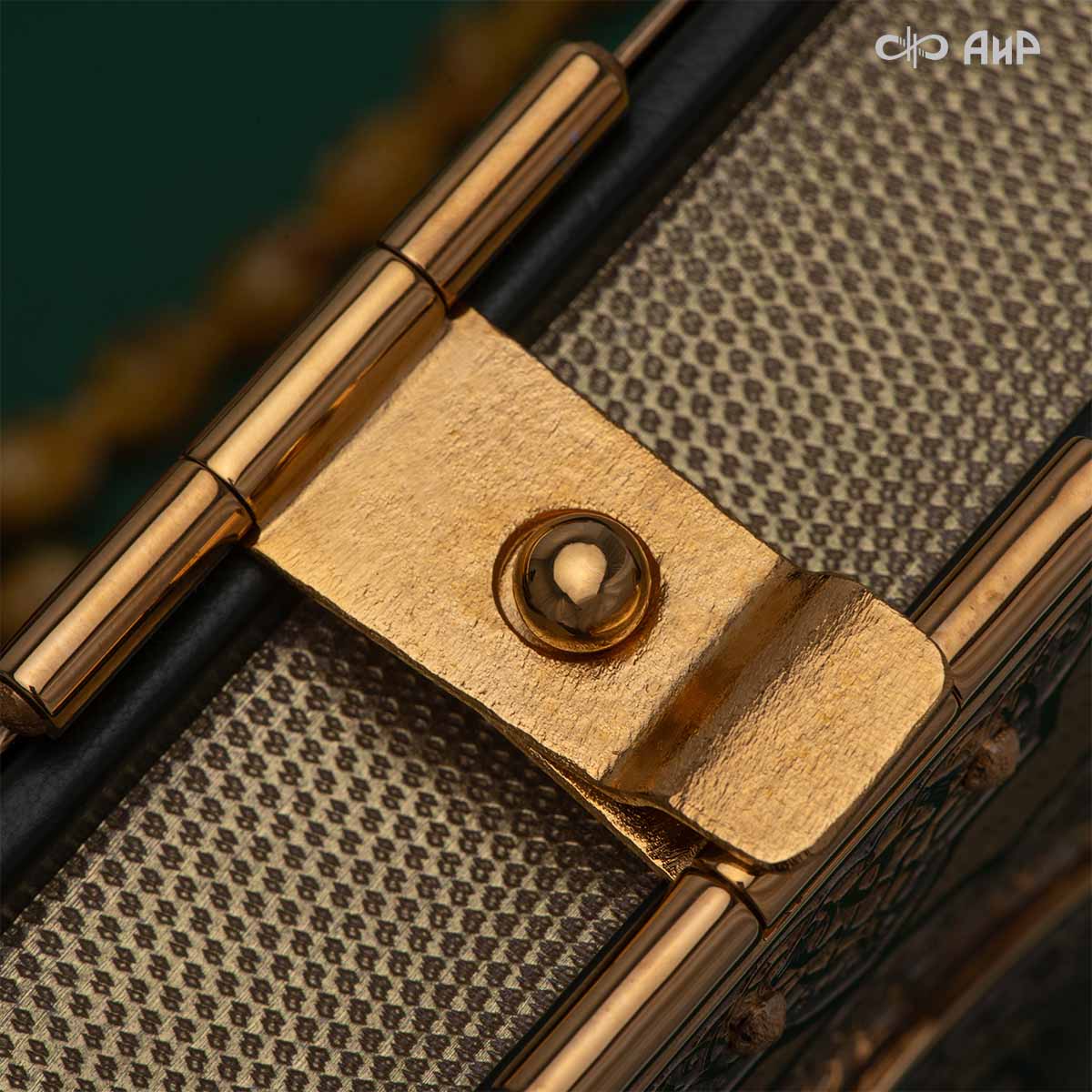 Коран на арабском языке в окладе с зелеными алпанитами, в коробке с декоративной накладкой , Артикул: 39178 - Компания «АиР»