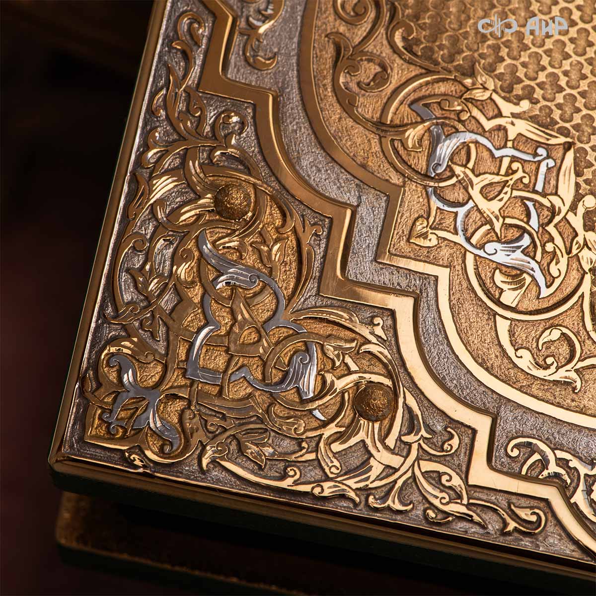 Коран на арабском языке в окладе с зелеными алпанитами, в коробке с декоративной накладкой , Артикул: 39178 - Компания «АиР»