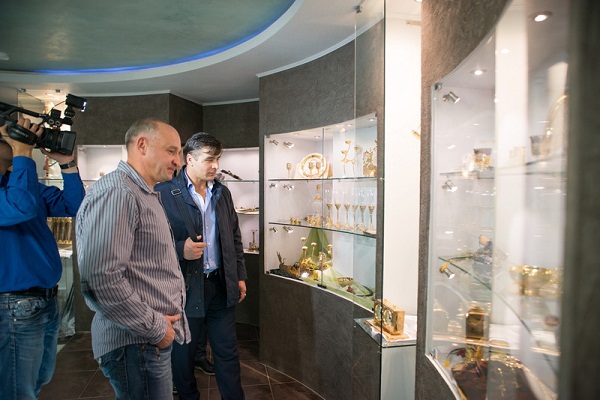 Компанию «АиР» с дружественным визитом посетил олимпийский чемпион-саночник Альберт Демченко.  - Промышленное клинковое производство. Компания «АиР»