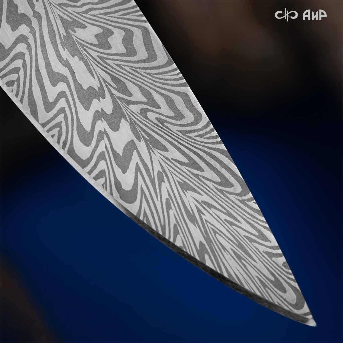 Пескарь (стабилизированная карельская береза коричневая, ЗлаТи (ZlaTi), клиновая срезка, кастомная заточка) дамасская сталь ZDI-1016, узор перо - Компания «АиР»