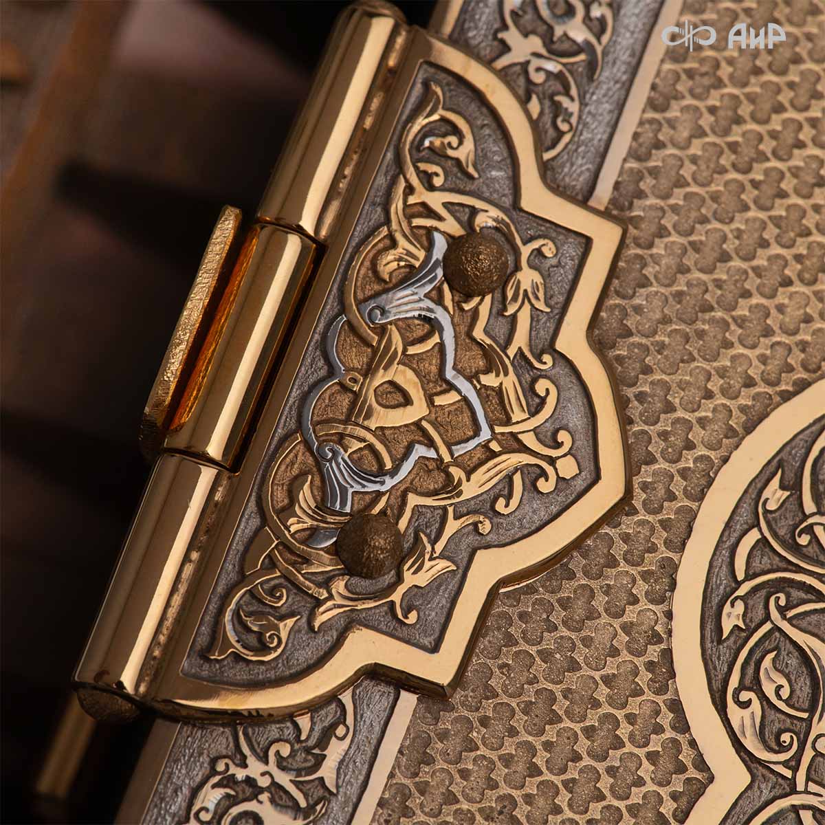 Коран на арабском языке в окладе с зелеными алпанитами, в коробке с декоративной накладкой , Артикул: 39178 - Компания «АиР»