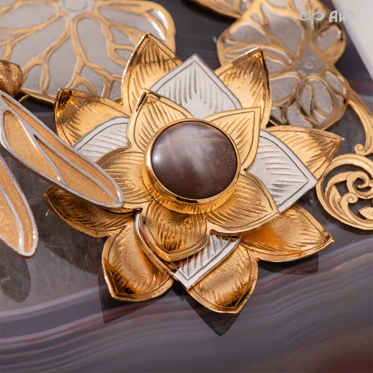 Шкатулка Стрекоза и лотос из яшмы и агата, Артикул: 39044 * - Компания «АиР»