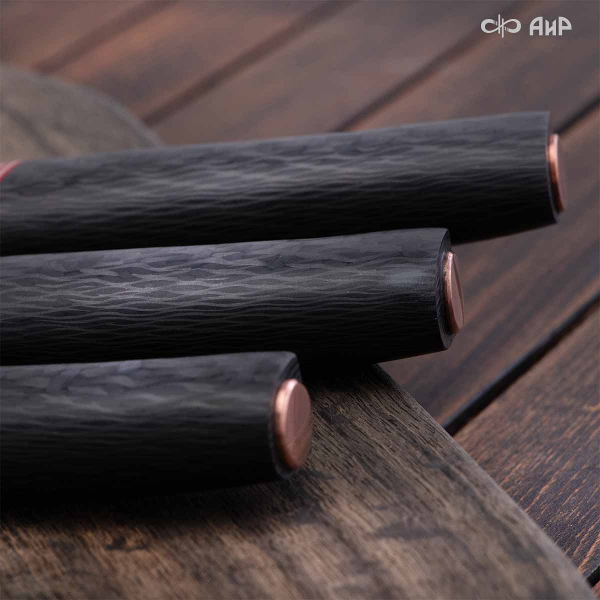 Набор Сантоку-3 (наборная рукоять: карбон черный, проставки медь, фибра, мокуме гане, ввертыш медь, авторский кейс) дамасская сталь ZDI-1016 - Компания «АиР»