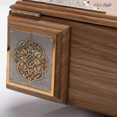 Коран на арабском языке в окладе с зелеными алпанитами, в коробке с декоративной накладкой , Артикул: 39178 - Компания «АиР»