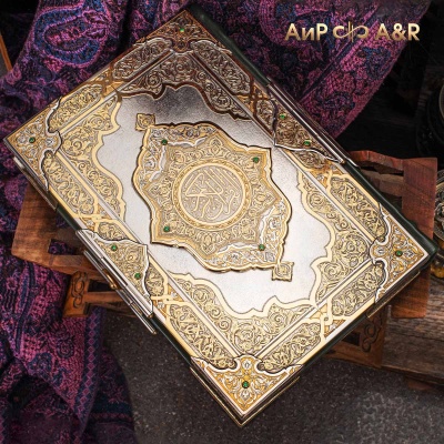 Коран на арабском языке в окладе с зелеными алпанитами, Артикул: 37188 - Компания «АиР»