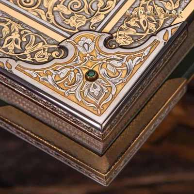 Коран на арабском языке в окладе с зелеными алпанитами, Артикул: 37188 - Компания «АиР»