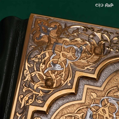 Коран на арабском языке в окладе с зелеными алпанитами, в коробке с декоративной накладкой , Артикул: 39178 - Компания «АиР»