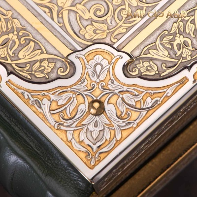 Коран на арабском языке в окладе с зелеными алпанитами, Артикул: 37188 - Компания «АиР»