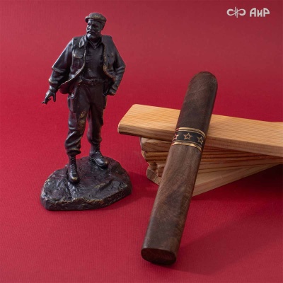 Композиция Фидель с сигарой, ореховый кап, золото, черный никель, дамасская сталь ZDI-1016, Артикул: AF0000025163 - Компания «АиР»