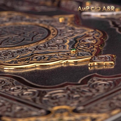 Коран на арабском языке в окладе с зелеными алпанитами, Артикул: 37188 - Компания «АиР»