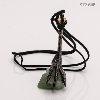 Кулон Нефритовый череп в лапе Ворона, Артикул: AF0000023713 - Компания «АиР»