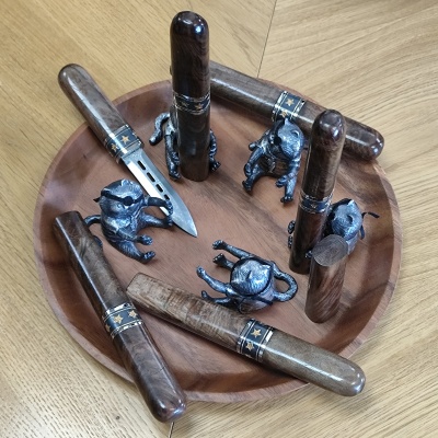 Композиция Пират Воробей с сигарой (ореховый кап, золото, серебро), дамасская сталь ZDI-1016 - Компания «АиР»