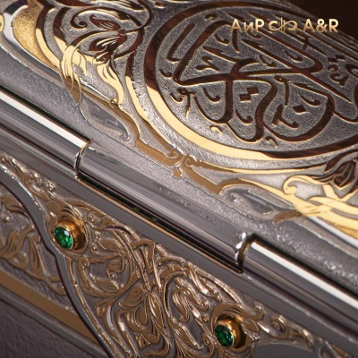 Коран на арабском языке в окладе с зелеными алпанитами, Артикул: 37188 - Компания «АиР»