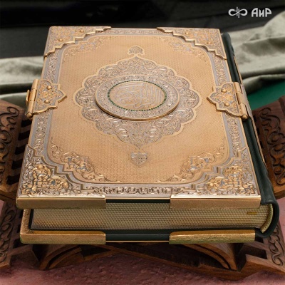 Коран на арабском языке в окладе с зелеными алпанитами, в коробке с декоративной накладкой , Артикул: 39178 - Компания «АиР»