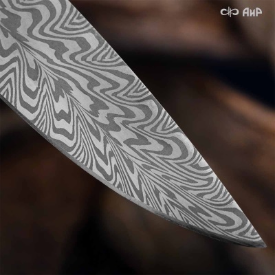 Пескарь (стабилизированная карельская береза фиолетовая, ЗлаТи (ZlaTi), клиновая срезка, кастомная заточка) дамасская сталь ZDI-1016, узор перо - Компания «АиР»