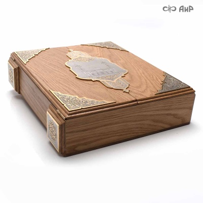 Коран на арабском языке в окладе с зелеными алпанитами, в коробке с декоративной накладкой , Артикул: 39178 - Компания «АиР»