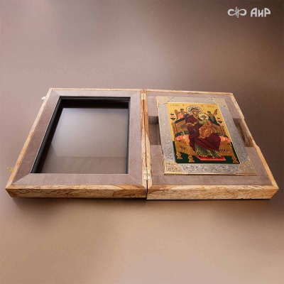 Икона Божией Матери Всецарица (Пантанасса) в окладе и киоте, Артикул: 39149 - Компания «АиР»
