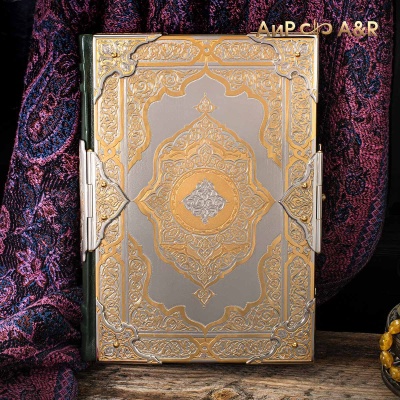 Коран на арабском языке в окладе с зелеными алпанитами, Артикул: 37188 - Компания «АиР»